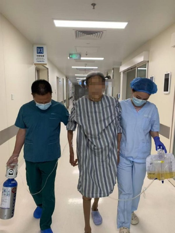 金港赢配资 成都京东方医院完成首例ECMO联合救治：八旬老人心脏“罢工”，多学科联手“复活”生命