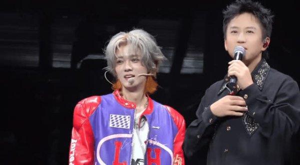 股顺网 鹿晗南昌演唱会后与邓超一家逛公园，超姐露面气质佳